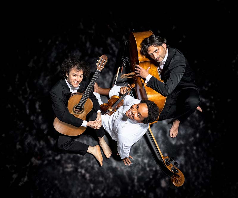 Trio Negro- A violinist, a bassist and a gitarrist